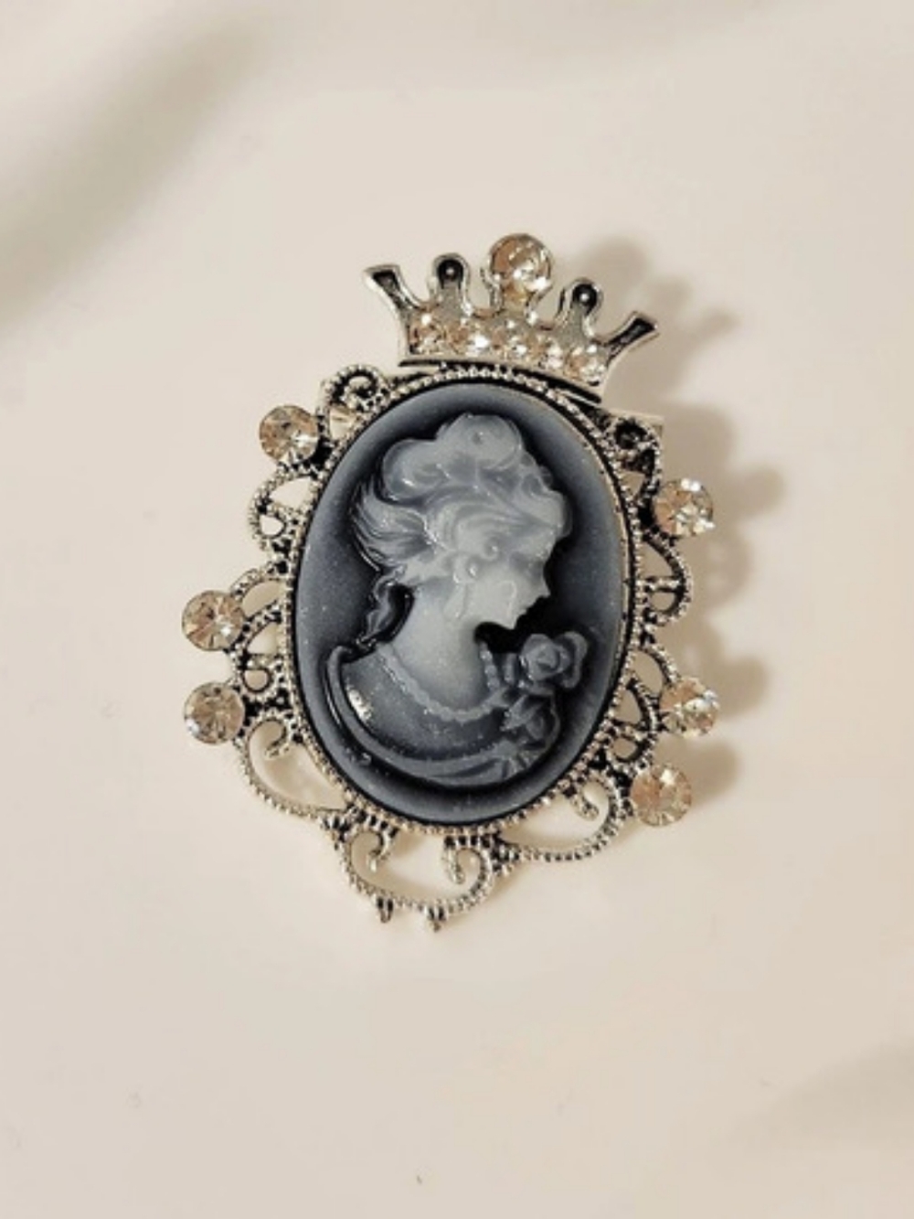 Cameo brooch Crown in Silver & Black Like New